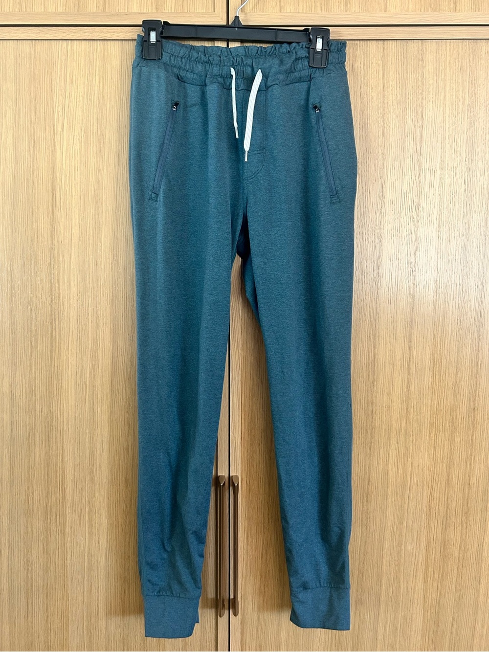 Vuori Joggers with Zippered Pockets